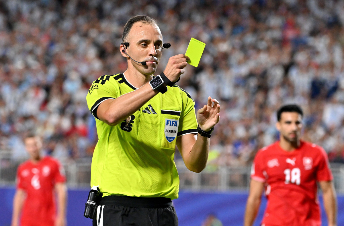 ▲12일(한국시간) 미국 캔자스시티에서 열린 아르헨티나와 스위스의 2026 FIFA 북중미 월드컵 8강전에서 주심 주앙 페드루 시우바 피네이루가 옐로카드를 꺼내 들고 있다. (EPA/연합뉴스)