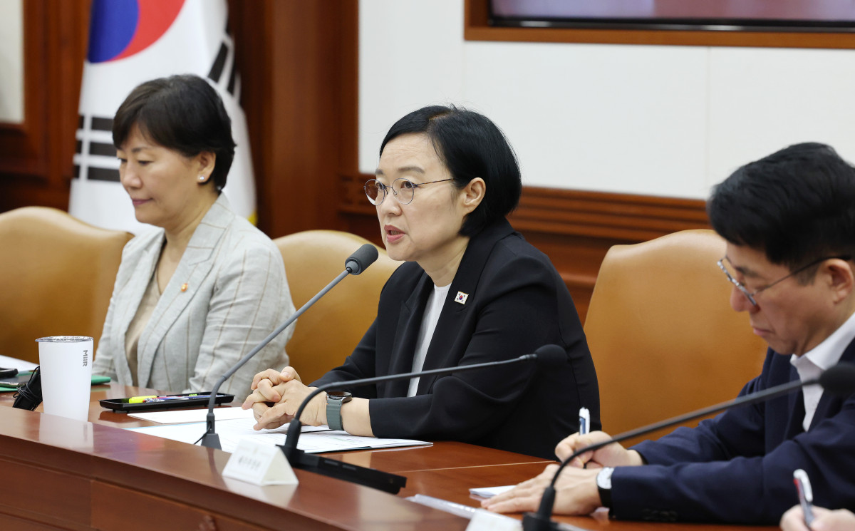 ▲한성숙 국무총리(가운데)가 15일 정부서울청사에서 열린 비상경제점검회의에서 발언하고 있다. (연합뉴스)