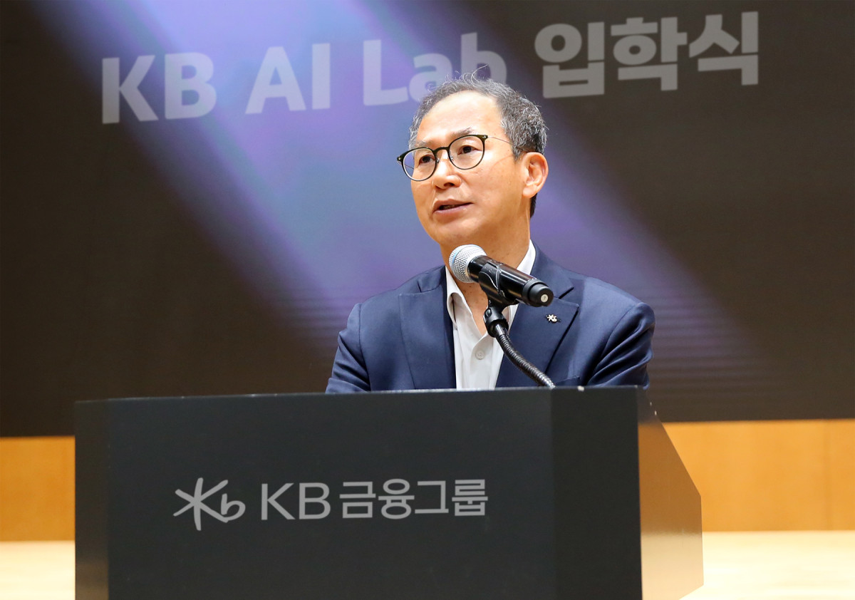 ▲14일 서울 여의도 KB국민은행 신관에서 진행된 ‘2026년 상반기 그룹 AI·데이터 혁신 세미나’에서 KB금융그룹 양종희 회장이 임직원들에게 인사말을 하고 있다. (사진제공=KB금융)