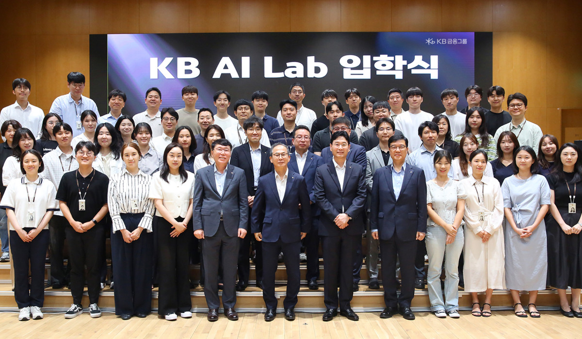 ▲14일 서울 여의도 KB국민은행 신관에서 진행된 ‘2026년 상반기 그룹 AI·데이터 혁신 세미나’에서 KB금융그룹 양종희 회장이 'KB AI Lab' 참여자 및 임직원들과 기념촬영을 하고 있다. (사진제공=KB금융)