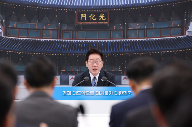 ▲이재명 대통령이 15일 청와대 영빈관에서 열린 부처 업무보고에서 발언하고 있다. 취임 후 두번째인 이번 업무보고에는 매회 20여명의 '국민 참여단'이 참석한다. (연합뉴스)