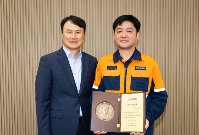 ▲이희근 사장(왼쪽)과 이상휘 명장(오른쪽)이 '포스코 명장' 임명 기념 촬영을 하고 있다. (포스코)