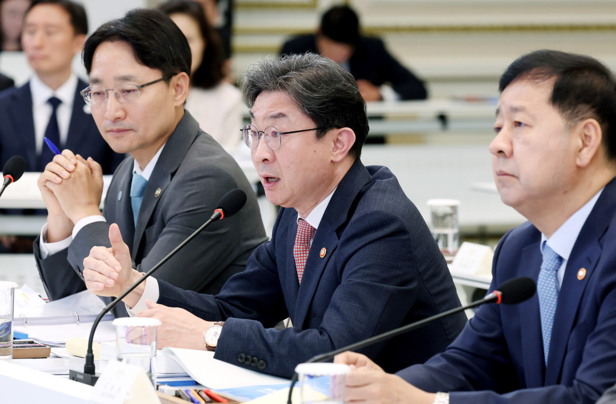 ▲이억원 금융위원장이 15일 청와대 영빈관에서 열린 부처 업무보고에서 이재명 대통령 질문에 답하고 있다. (연합뉴스)