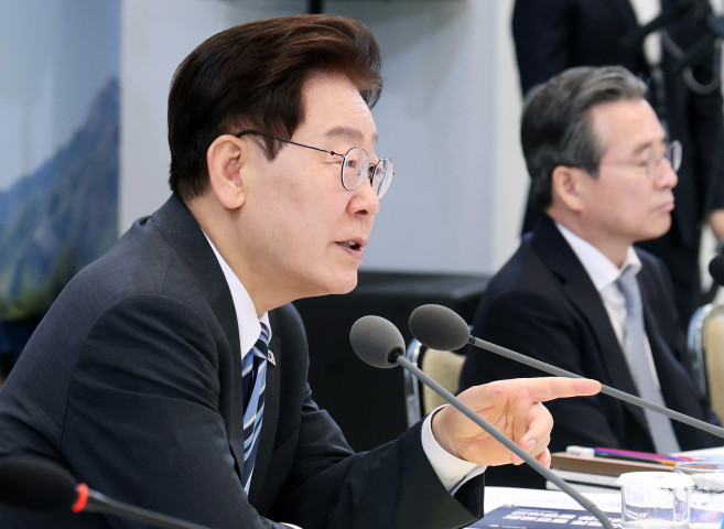 ▲이재명 대통령이 15일 청와대 영빈관에서 열린 부처 업무보고에서 참석 기관장들에게 질문하고 있다. (연합뉴스)