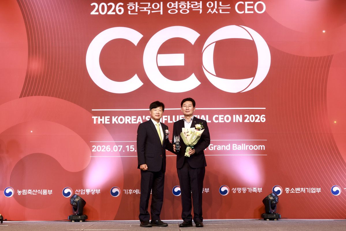 ▲이상일 용인특례시장이 15일 서울 중구 더플라자 호텔에서 열린 '2026 한국의 영향력 있는 CEO' 시상식에서 문화콘텐츠경영 부문 수상 트로피와 꽃다발을 들고 환하게 웃고 있다. (김재학 기자)