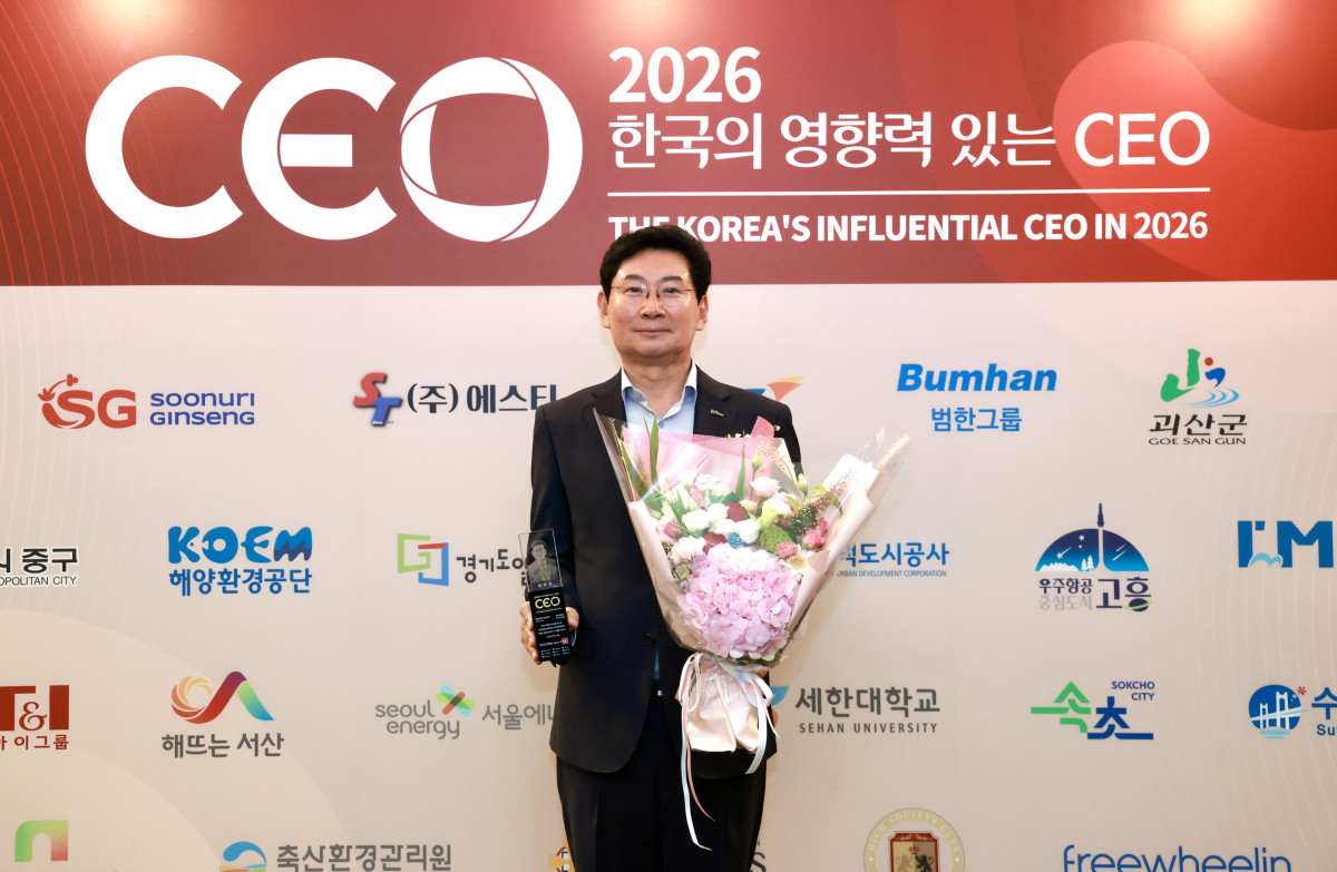 ▲이상일 용인특례시장이 15일 서울 중구 더플라자 호텔에서 열린 '2026 한국의 영향력 있는 CEO' 시상식에서 문화콘텐츠경영 부문 수상 트로피와 꽃다발을 들고 환하게 웃고 있다.
2024년 미래혁신경영, 2025년 일자리창출경영에 이어 3년 연속 수상의 영예를 안은 이 시장은 "이 상은 용인시 모든 공직자를 격려하는 것"이라며 수상의 공을 직원들에게 돌렸다. (김재학 기자)