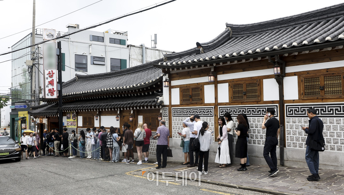 ▲삼복 가운데 첫 번째에 드는 초복을 맞은 15일 오후 서울 종로구의 한 삼계탕 음식점을 찾은 시민들이 줄을 서고 있다. 이날 기상청은 서울 한낮 기온이 30도까지 오르며 어제보다는 기온이 낮겠지만 습도가 매우 높아 후텁지근한 날씨가 이어질 것으로 전망했다. 고성준 기자 joonko1@