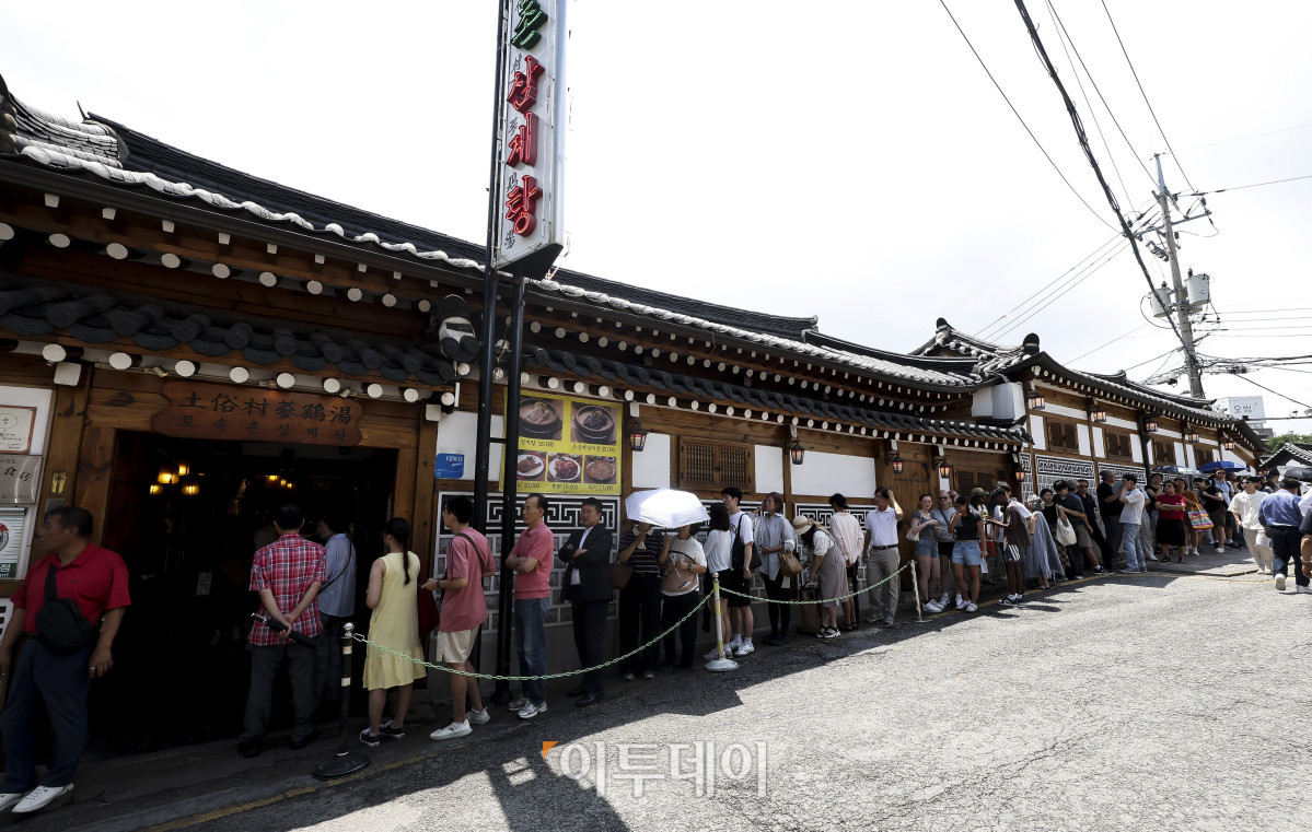 ▲삼복 가운데 첫 번째에 드는 초복을 맞은 15일 오후 서울 종로구의 한 삼계탕 음식점을 찾은 시민들이 줄을 서고 있다. 이날 기상청은 서울 한낮 기온이 30도까지 오르며 어제보다는 기온이 낮겠지만 습도가 매우 높아 후텁지근한 날씨가 이어질 것으로 전망했다. 고성준 기자 joonko1@