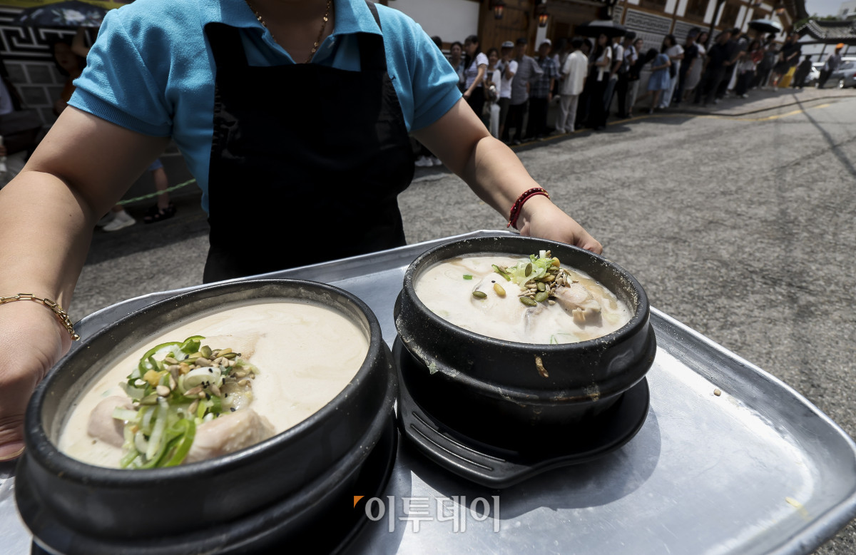 ▲삼복 가운데 첫 번째에 드는 초복을 맞은 15일 오후 서울 종로구의 한 삼계탕 음식점을 찾은 시민들이 줄을 서고 있다. 이날 기상청은 서울 한낮 기온이 30도까지 오르며 어제보다는 기온이 낮겠지만 습도가 매우 높아 후텁지근한 날씨가 이어질 것으로 전망했다. 고성준 기자 joonko1@