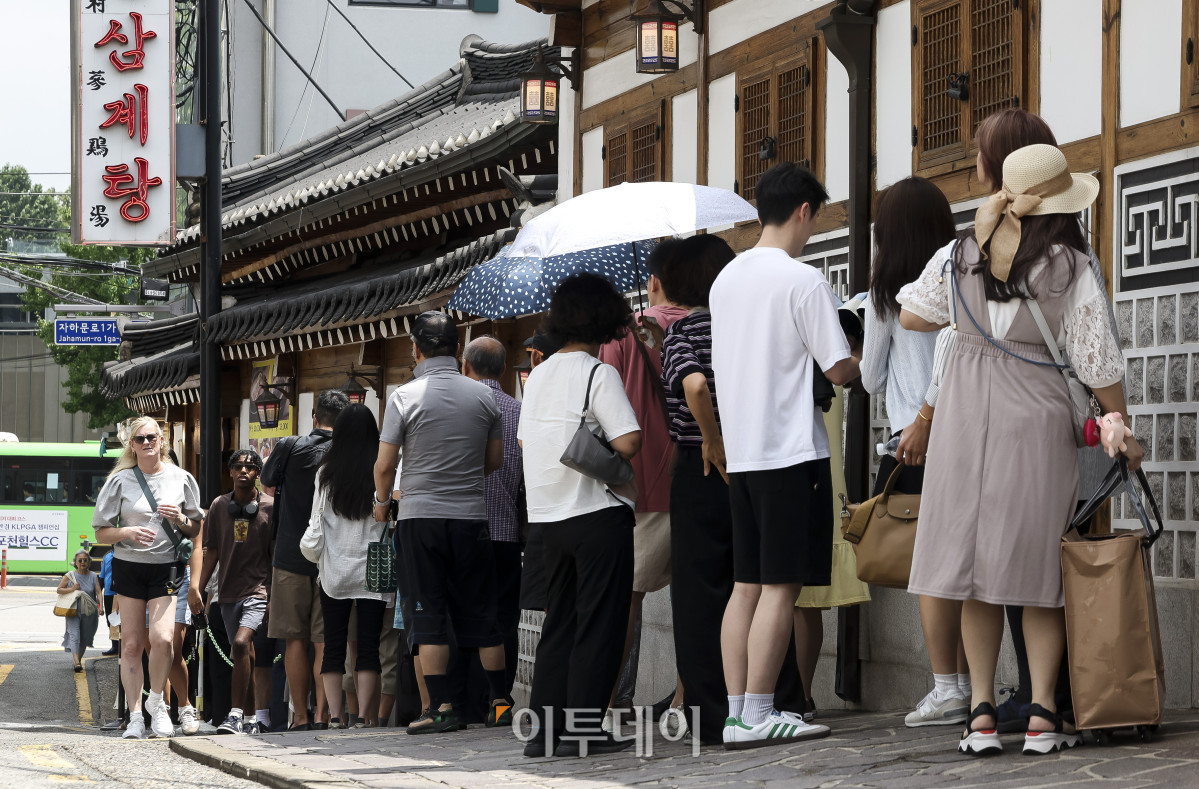 ▲삼복 가운데 첫 번째에 드는 초복을 맞은 15일 오후 서울 종로구의 한 삼계탕 음식점을 찾은 시민들이 줄을 서고 있다. 이날 기상청은 서울 한낮 기온이 30도까지 오르며 어제보다는 기온이 낮겠지만 습도가 매우 높아 후텁지근한 날씨가 이어질 것으로 전망했다. 고성준 기자 joonko1@