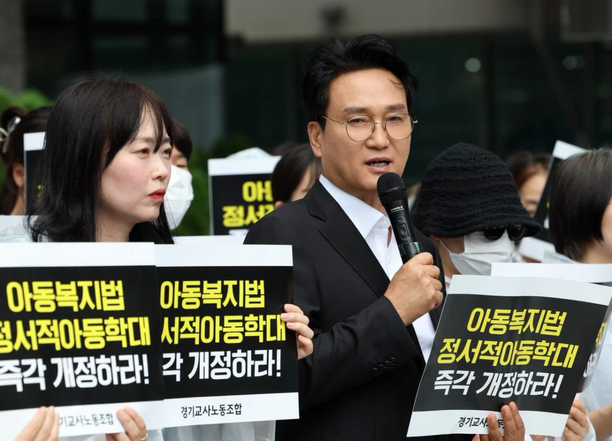 ▲안민석 경기도교육감이 7월 14일 경기도교육청 남부청사 앞에서 경기교사노동조합이 주최한 '교권침해, 무고성 아동학대 고소 규탄 및 아동복지법 개정 촉구 기자회견'에 참석해 '아동복지법 정서적아동학대 즉각 개정하라' 피켓을 든 교사들 곁에서 발언하고 있다. (안민석 경기도교육감  페이스북 캡쳐)