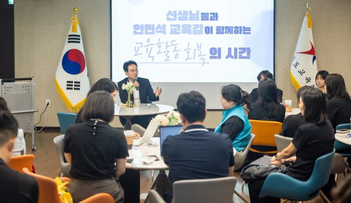 ▲안민석 경기도교육감이 기자회견 직후 열린 '선생님들과 안민석 교육감이 함께하는 교육활동 회복의 시간' 간담회에서 경기교사노조 교사들과 마주 앉아 무고성 아동학대 신고 등 현장의 어려움을 듣고 있다. (안민석 경기도교육감  페이스북 캡쳐)