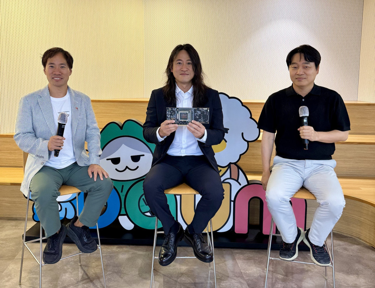 ▲15일 성남시 판교에 위치한 AXZ 사옥에서 (사진 왼쪽부터) 김성훈 업스테이지 대표, 백준호 퓨리오사AI 대표, 이건수 AXZ 대표가 각 사의 계획과 3사 협력 방안 등에 대한 대담을 나누고 있다. (사진제공=업스테이지)
