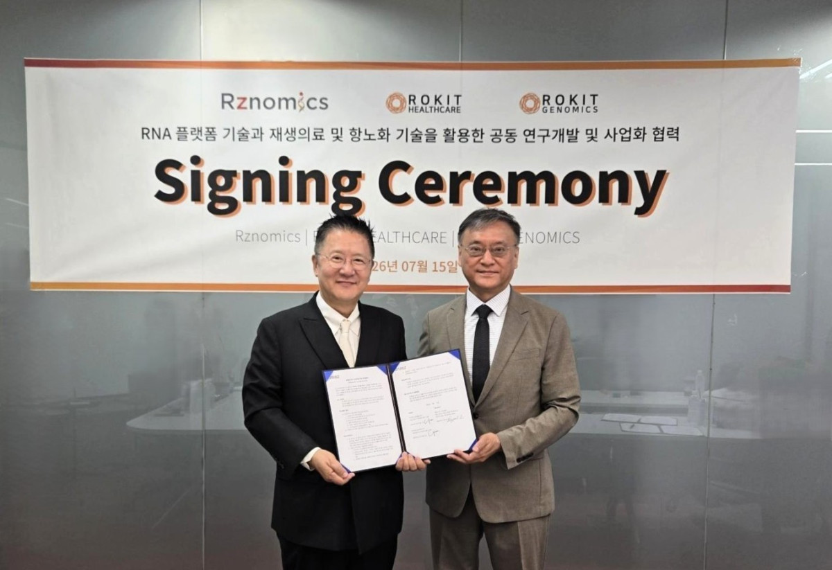 ▲이성욱 알지노믹스 대표(오른쪽)와 유석환 로킷헬스케어 대표가 협약식 후 기념촬영을 하고 있다. (사진제공=알지노믹스)