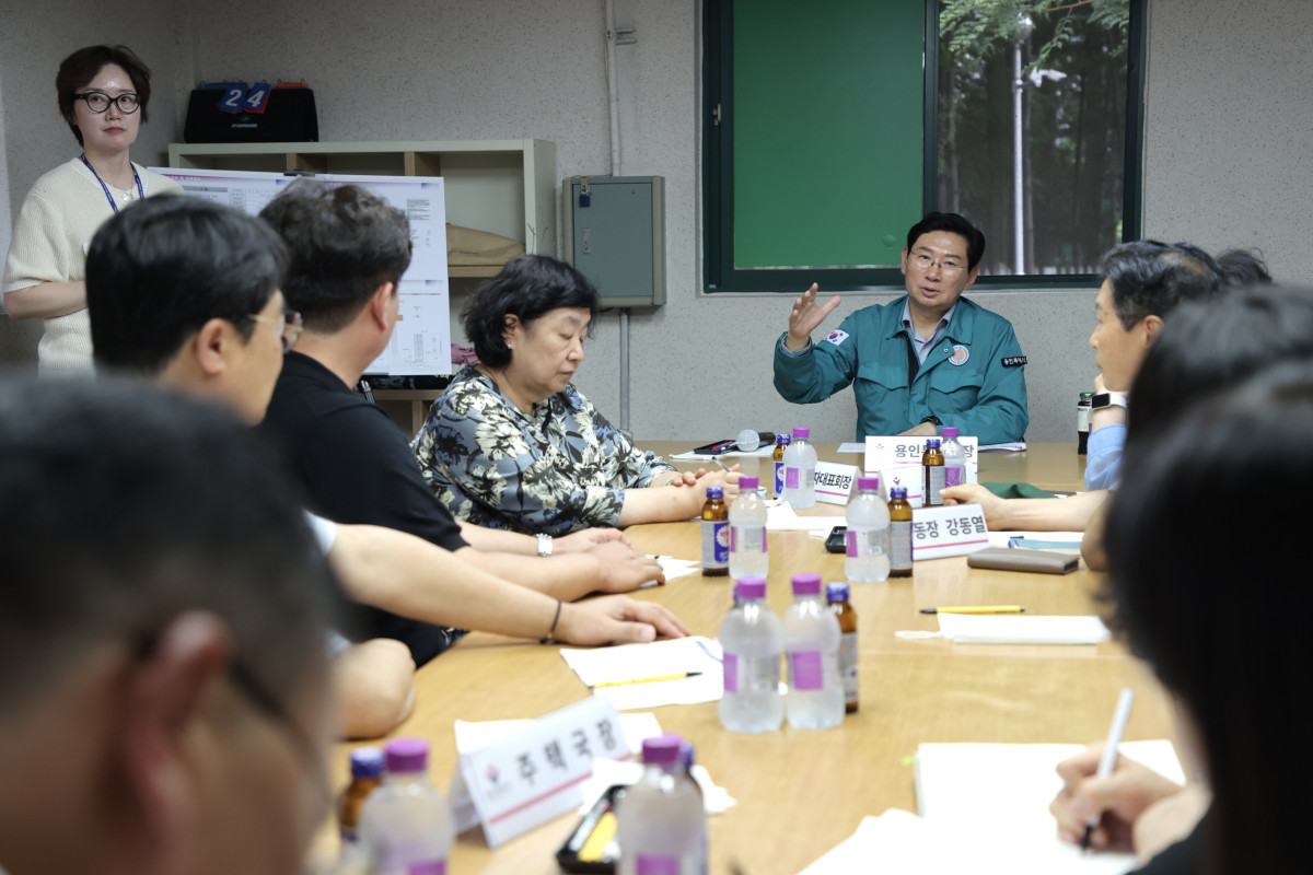 ▲이상일 용인특례시장이 14일 오후 상현동 광교쌍용포레듀엔 아파트에서 열린 주민 간담회에서 도시형생활주택 건설 추진 관련 주민들의 민원을 듣고 관련 부서에 검토를 지시하고 있다. (용인특례시)