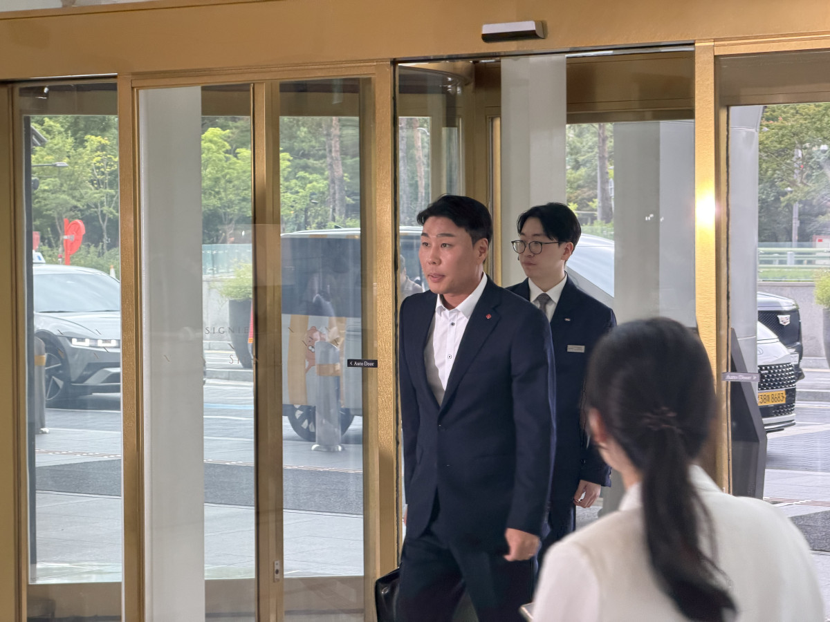 ▲정현석 롯데백화점 대표가 15일 서울 송파구 롯데월드타워에서 열린 2026 하반기 VCM 회의장으로 들어가고 있다. (사진제공=2026 롯데 VCM 공동취재단)