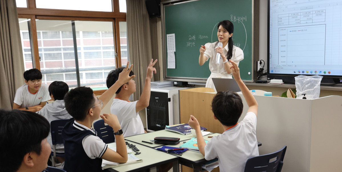 ▲15일 오전 서울 양천구 양정중학교에서 학생들이 바둑알을 화폐 삼아 경매를 진행하는 경제·금융교육 수업에 참여하고 있다. (뉴시스)