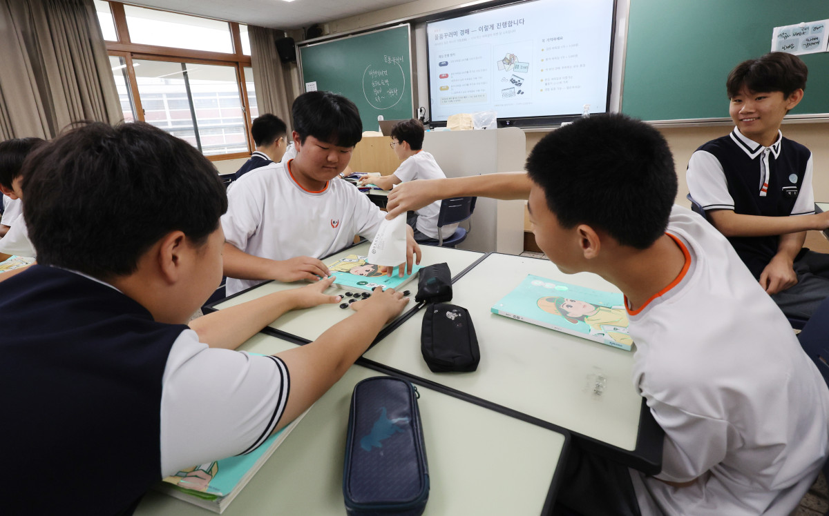 ▲15일 오전 서울 양천구 양정중학교에서 학생들이 바둑알을 화폐 삼아 경매를 진행하는 경제·금융교육 수업에 참여하고 있다. (뉴시스)