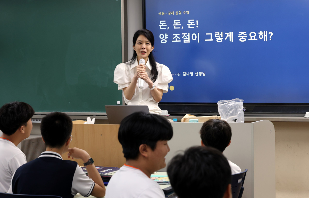 ▲15일 오전 서울 양천구 양정중학교에서 김나영 선생님이 학생들에게 경제·금융교육 수업을 진행하고 있다. (뉴시스)