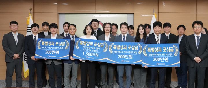 ▲공정거래위원회가 민생 안정에 기여한 대형 담합 사건을 적발한 조사팀 등에 총 2100만원의 특별성과 포상금을 지급했다. 역대 최대 규모 과징금을 부과한 밀가루 담합 사건 전담조사팀에 포상금 1500만원이 돌아갔다. (공정거래위원회)