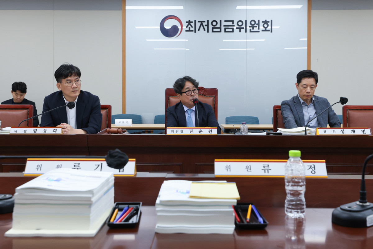 ▲14일 정부세종청사에서 열린 최저임금위원회 제14차 전원회의에서 내년도 최저임금이 시간당 1만700원으로 최종 결정된 뒤 권순원 최저임금위원장이 입장을 밝히고 있다. 이날 마지막 13차 수정안으로 근로자 측이 시간당 1만730원, 사용자 측이 1만700원을 제시한 뒤 위원 27명을 대상으로 투표에 부쳐 근로자위원 안이 11표, 사용자위원 안이 15표, 무효표 1표로 사용자위원 안으로 의결됐다. 2026.7.14 (연합뉴스)