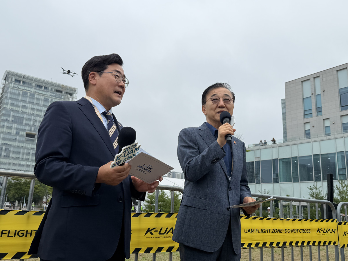 ▲김윤덕 국토교통부 장관(왼쪽)과 박찬대 인천시장이 15일 오전 인천 연수구 인천대학교 인천대학교 이노베이션센터에서 열린 UAM 비행 쇼케이스에 참석했다. (조유정 기자 youjung@)