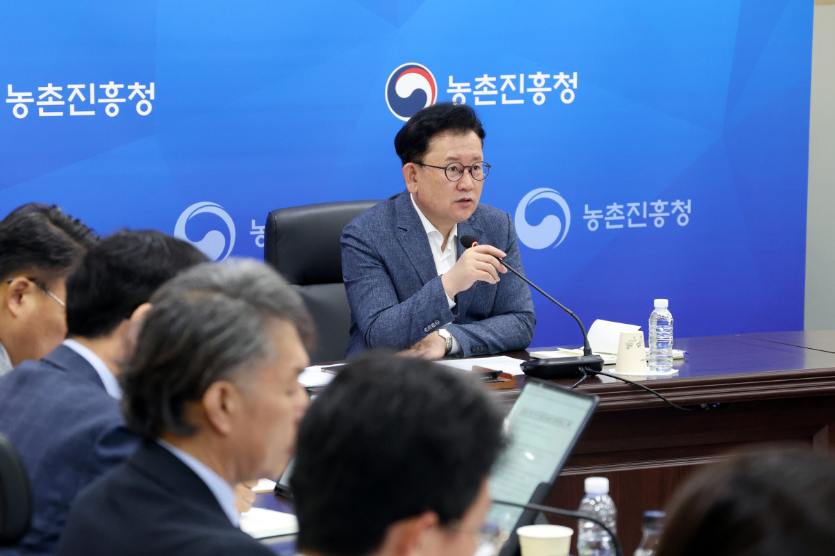▲이승돈 농촌진흥청장이 15일 전북 익산 본청에서 전국 9개 도 농업기술원장과 세종특별자치시농업기술센터 소장 등이 영상으로 참석한 가운데 7월 업무협의회를 진행하고 있다. (사진제공=농촌진흥청)
