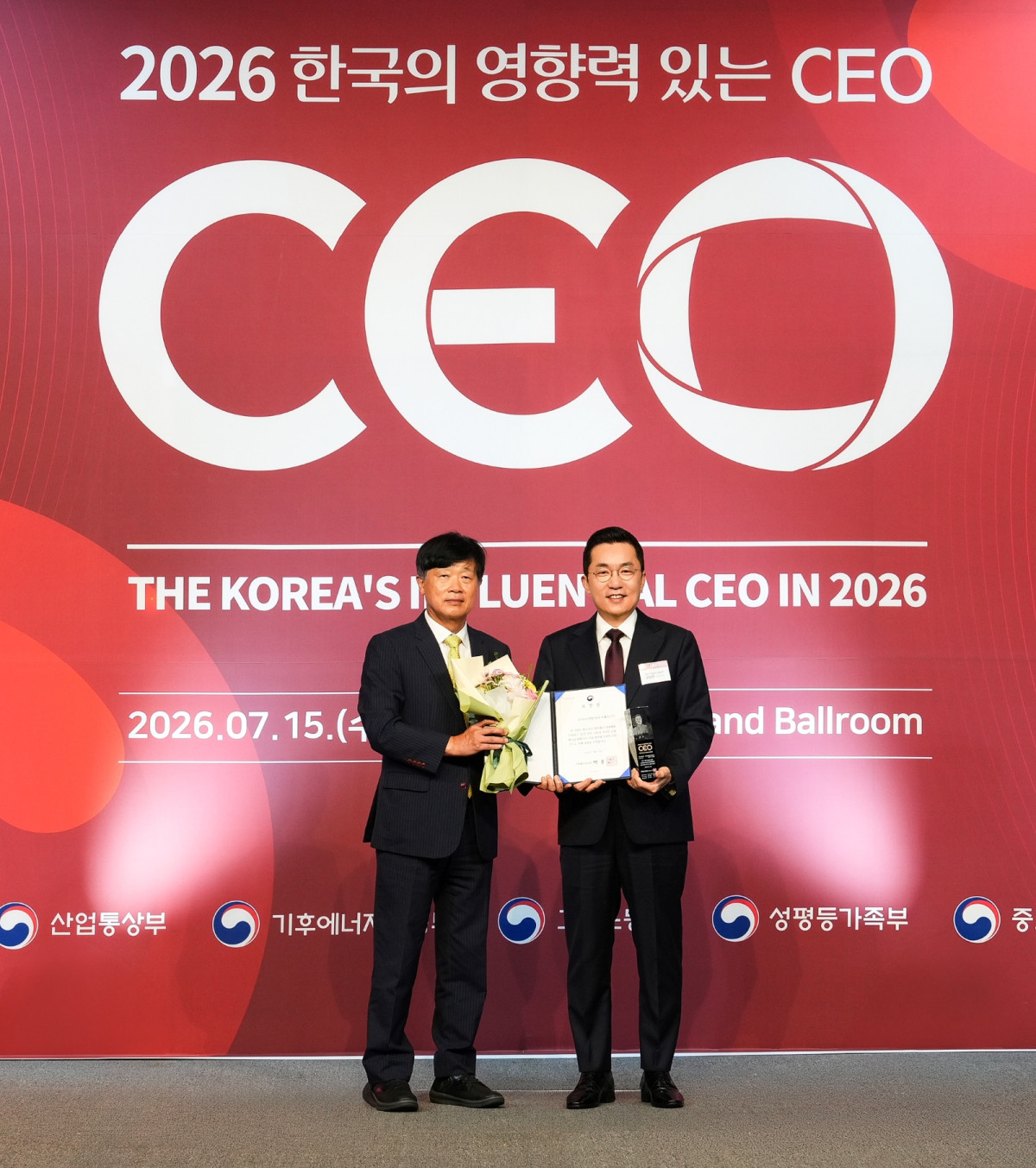 ▲김상민 부산디지털자산거래소 비단(Bdan) 대표가 15일 서울 중구 더플라자호텔에서 개최된 ‘2026 한국의 영향력 있는 CEO’ 시상식에서 기획예산처 장관 표창을 수상하고 있다. (사진=부산디지털자산거래소 비단(Bdan))
