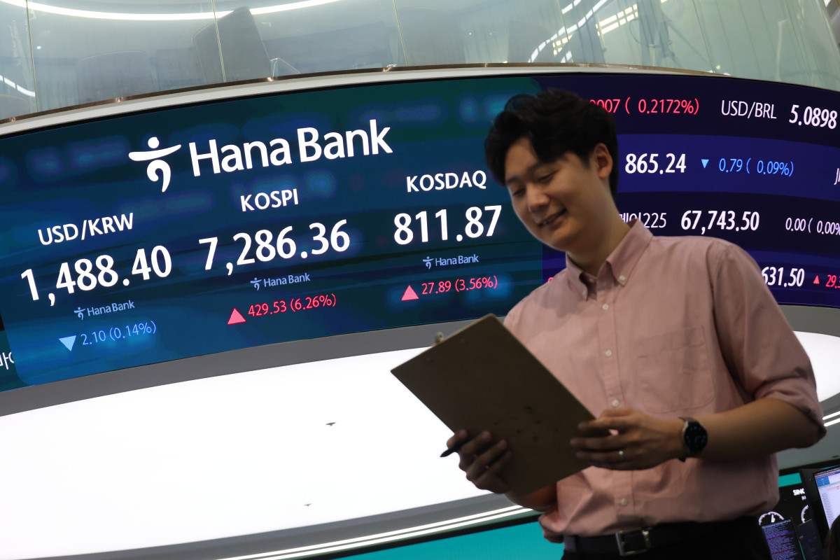 ▲코스피가 7000선을 회복한 15일 서울 중구 하나은행 딜링룸 현황판에 코스피·코스닥 지수가 표시되고 있다. (사진제공= 연합뉴스)