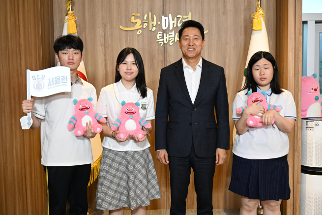 ▲오세훈 서울시장이 15일 서울시청 집무실에서 열린 '서울런 우수회원 격려 간담회'에서 학생들과 기념촬영을 하고 있다. (사진제공=서울시)