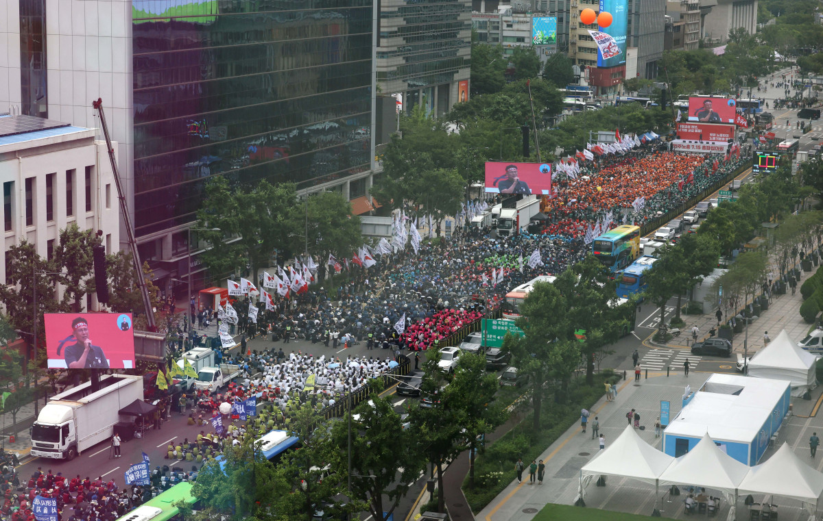 ▲전국민주노동조합총연맹(민주노총)이 15일 서울 종로구 동화면세점 인근에서 총파업대회를 갖고 있다. 신태현 기자 holjjak@