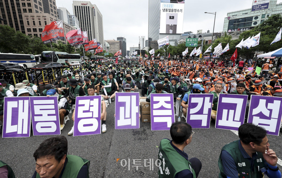 ▲15일 오후 서울 종로구 동화면세점 앞에서 '원청교섭 원년·초기업교섭 돌파! 모든 노동자의 노동기본권 쟁취 민주노총 7.15 총파업대회'가 열리고 있다. 이날 열린 민주노총 총파업은 지난 3월 시행된 이른바 '노란봉투법'(개정 노동조합법)에 따라 원청의 사용자 책임을 인정하고 하청 노동자와 직접 교섭에 나설 것을 요구하기 위해 열렸다. 고성준 기자 joonko1@