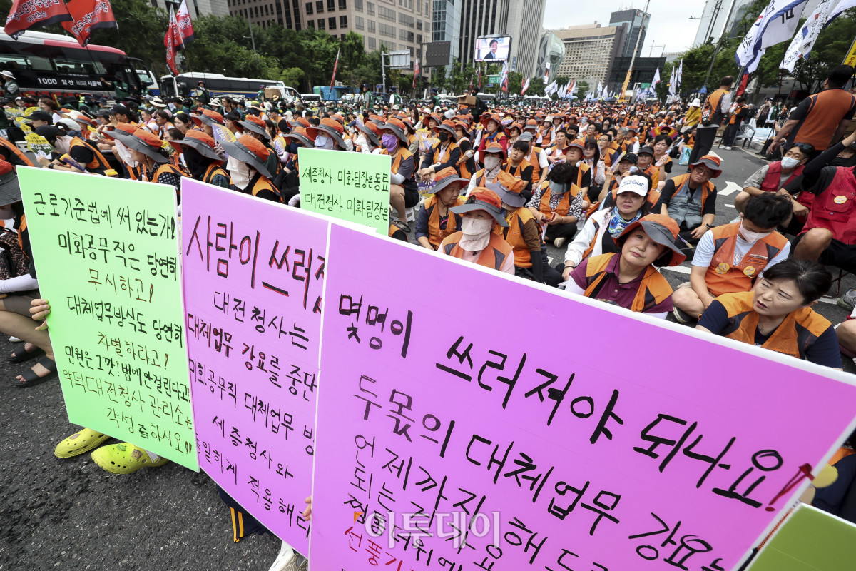 ▲15일 오후 서울 종로구 동화면세점 앞에서 '원청교섭 원년·초기업교섭 돌파! 모든 노동자의 노동기본권 쟁취 민주노총 7.15 총파업대회'가 열리고 있다. 이날 열린 민주노총 총파업은 지난 3월 시행된 이른바 '노란봉투법'(개정 노동조합법)에 따라 원청의 사용자 책임을 인정하고 하청 노동자와 직접 교섭에 나설 것을 요구하기 위해 열렸다. 고성준 기자 joonko1@