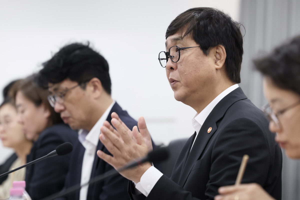 ▲15일 최휘영 문체부 장관이 이날 오후 방송영상업계 관계자들과 함께 JTBC 회생 신청에 따른 업계의 애로사항을 점검하고 해결 방안을 토론하는 모습.