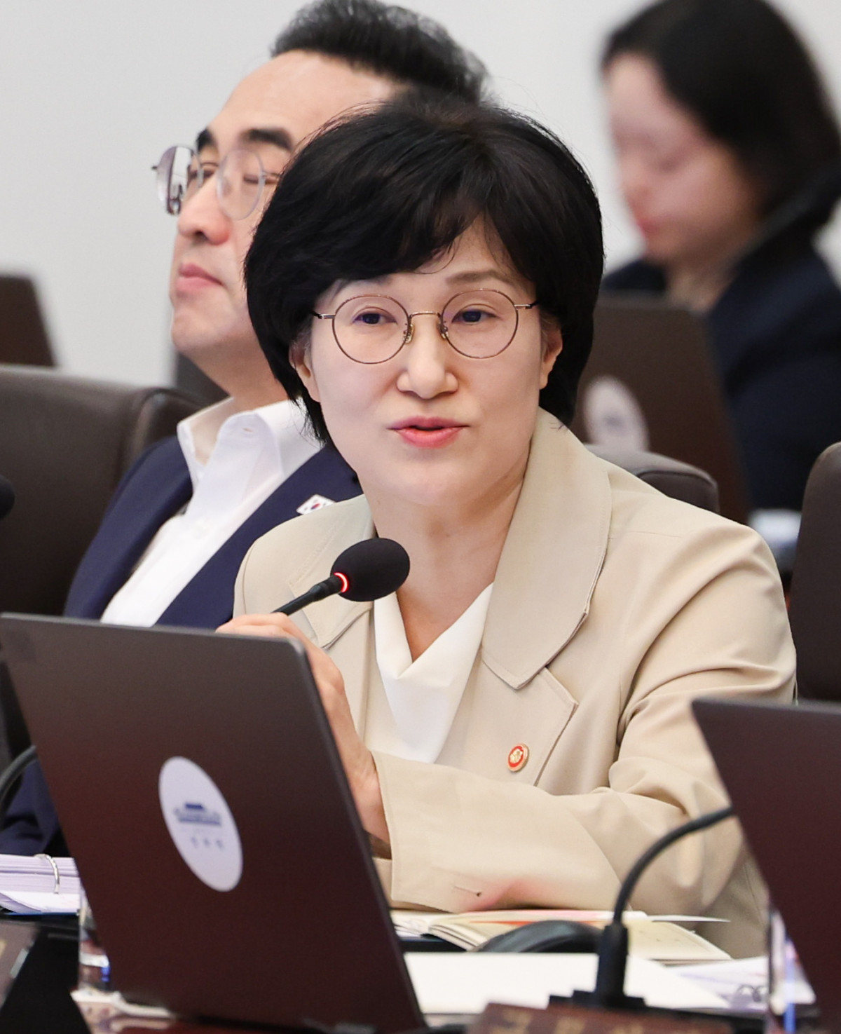 ▲원민경 성평등가족부 장관이 14일 청와대에서 이재명 대통령 주재로 열린 국무회의에서 형사미성년자(촉법소년) 연령 기준 공론화 결과를 보고 하고 있다. (연합뉴스)