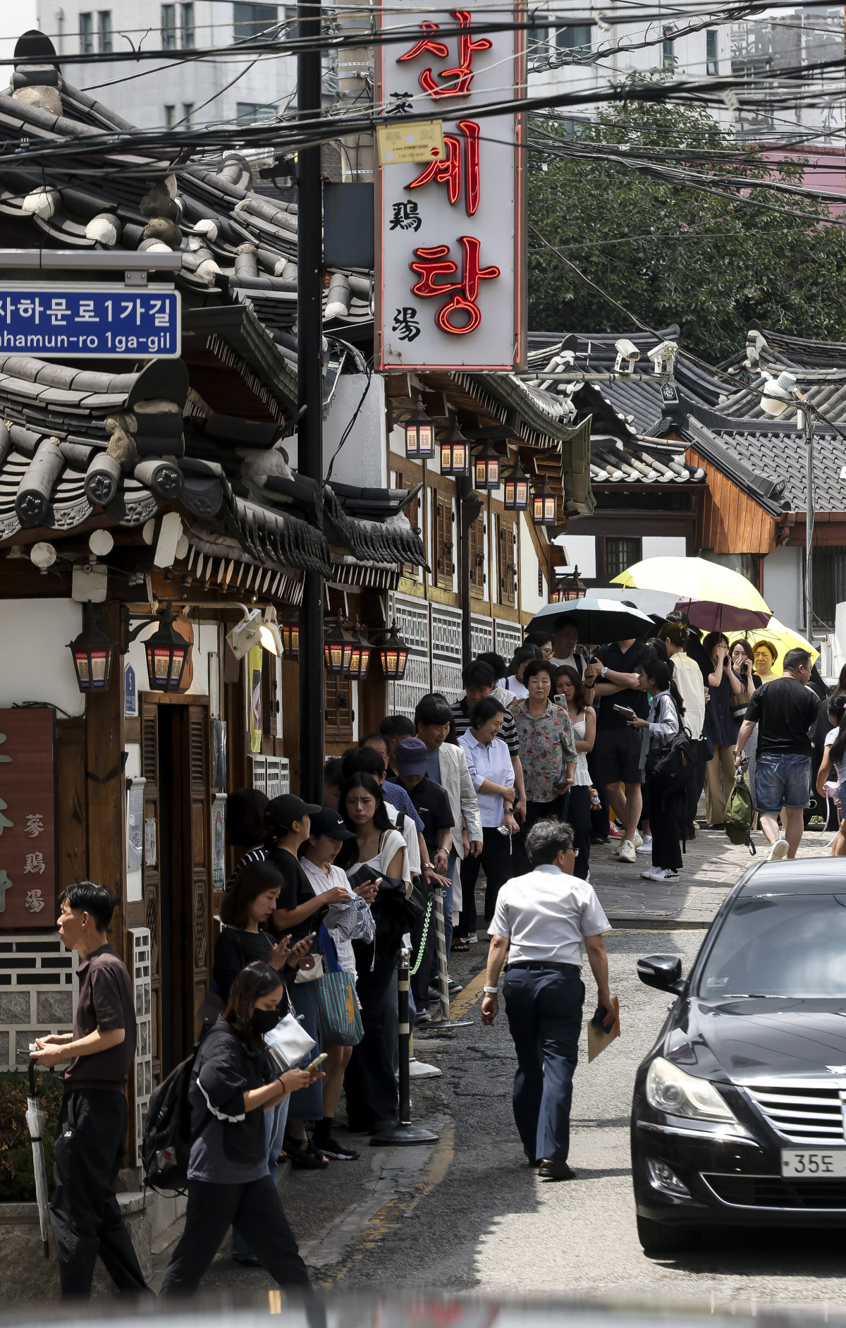 ▲삼복 가운데 첫 번째에 드는 초복을 맞은 15일 오후 서울 종로구의 한 삼계탕 음식점을 찾은 시민들이 줄을 서고 있다. 이날 기상청은 서울 한낮 기온이 30도까지 오르며 어제보다는 기온이 낮겠지만 습도가 매우 높아 후텁지근한 날씨가 이어질 것으로 전망했다. (고성준 기자 joonko1@)