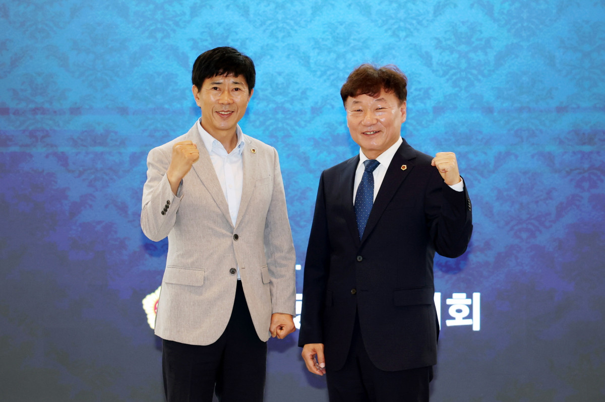 ▲남종섭 경기도의회 의장(오른쪽)이 7월 15일 인천광역시의회를 방문해 박종혁 인천광역시의회 의장과 지방의회법 제정을 위한 전국 광역의회 협력 방안을 논의한 뒤 기념촬영을 하고 있다. (경기도의회)