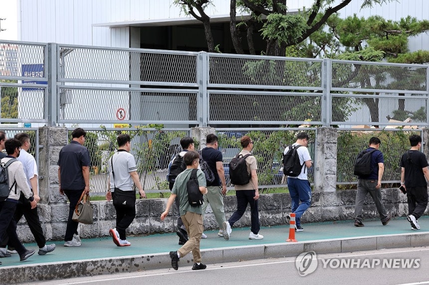 ▲전국금속노동조합 현대차지부(현대자동차 노조)가 사흘간의 부분 파업에 돌입한 13일 오후 울산 북구 현대자동차 울산공장 명촌정문에서 이 공장 오전조 근무자들이 평소보다 2시간 일찍 퇴근하고 있다. (연합뉴스)