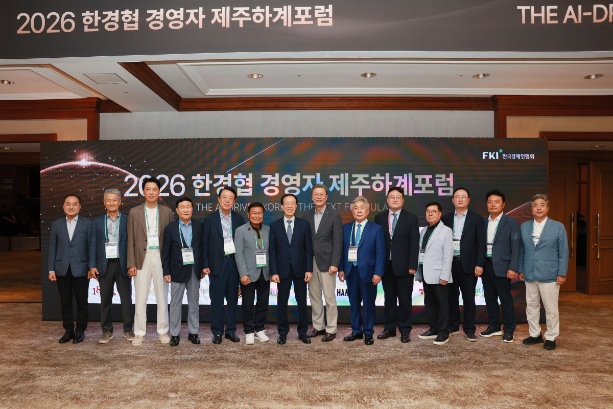 ▲이석연 국민통합위원장(왼쪽 일곱번째)과 김창범 한국경제인협회 부회장(여덟번째)을 비롯한 내빈들이 15일 제주도 롯데호텔에서 열린 ‘2026 한경협 경영자 제주하계포럼’에 앞서 기념촬영을 하고 있다. 15일부터 18일까지 제주도 롯데호텔에서 '대한민국, AI 강국으로의 대도약(THE AI-DRIVEN KOREA)'을 주제로 열리는 이번 포럼에는 약 400명의 기업인이 참가해 AI 시대 기업의 생존 전략과 미래 경영 방향을 모색한다. (한경협)