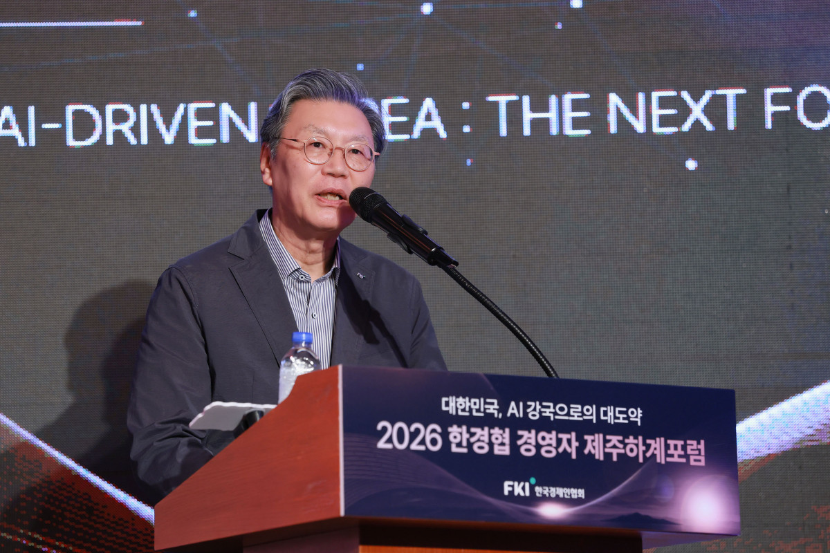 ▲김창범 한국경제인협회 부회장이 15일 제주도 롯데호텔에서 열린 ‘2026 한경협 경영자 제주하계포럼’에서 인사말을 하고 있다. 15일부터 18일까지 제주도 롯데호텔에서 '대한민국, AI 강국으로의 대도약(THE AI-DRIVEN KOREA)'을 주제로 열리는 이번 포럼에는 약 400명의 기업인이 참가해 AI 시대 기업의 생존 전략과 미래 경영 방향을 모색한다. (한경협)