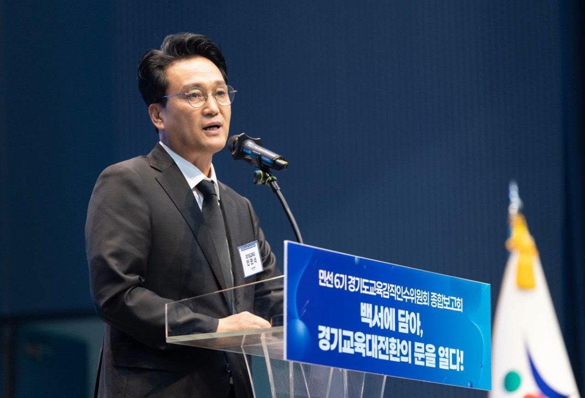 ▲안민석 경기도교육감이 7월 15일 경기도교육청 조원청사에서 열린 민선 6기 경기도교육감직인수위원회 종합보고회에서 백서 '경기교육대전환 크게 제대로!'를 전달받은 뒤 발언하고 있다. (경기도교육청)