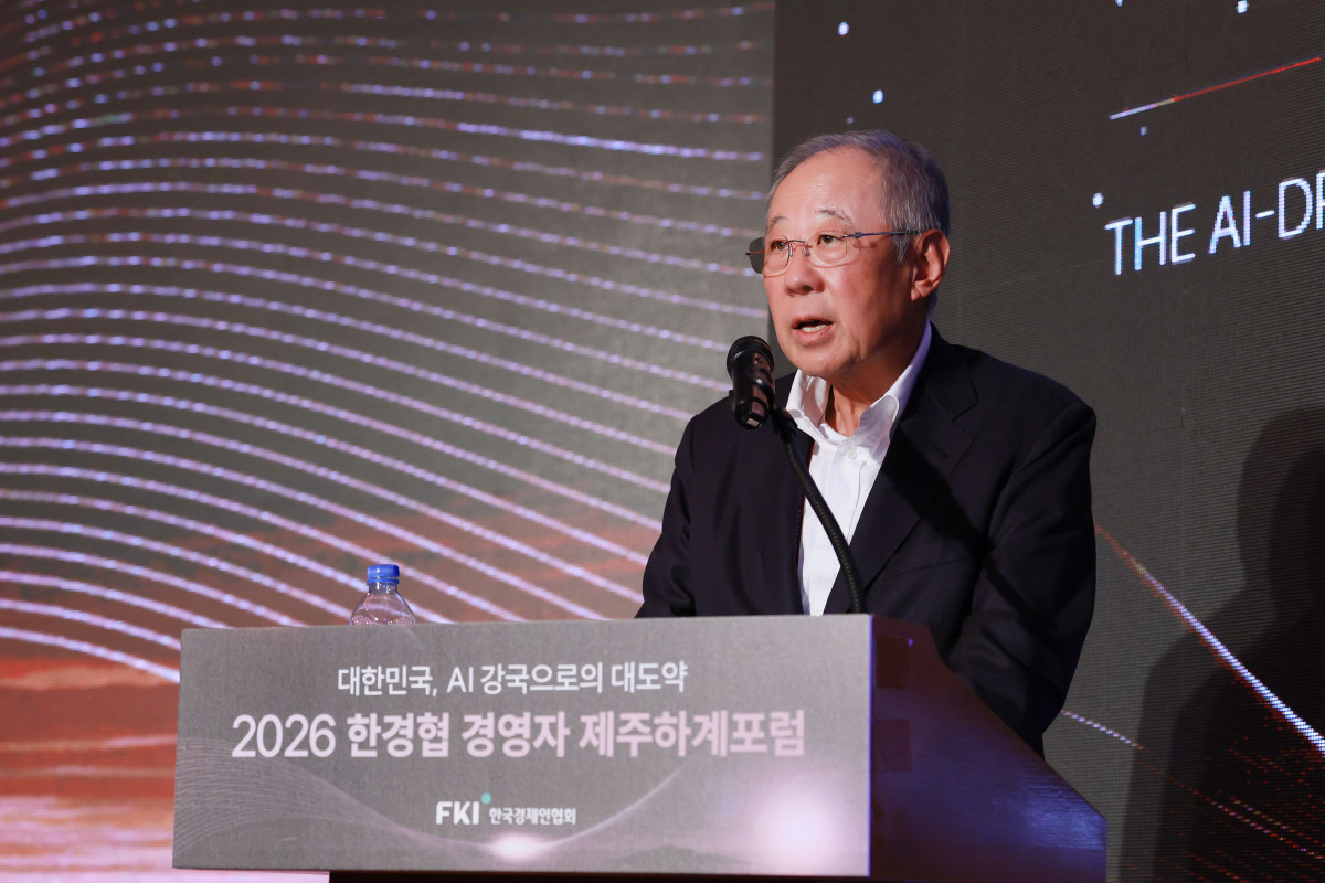 ▲류진 한국경제인협회 회장이 15일 제주도 롯데호텔에서 열린 ‘2026 한경협 경영자 제주하계포럼’에서 인사말을 하고 있다. 15일부터 18일까지 제주도 롯데호텔에서 '대한민국, AI 강국으로의 대도약(THE AI-DRIVEN KOREA)'을 주제로 열리는 이번 포럼에는 약 400명의 기업인이 참가해 AI 시대 기업의 생존 전략과 미래 경영 방향을 모색한다. (한경협)