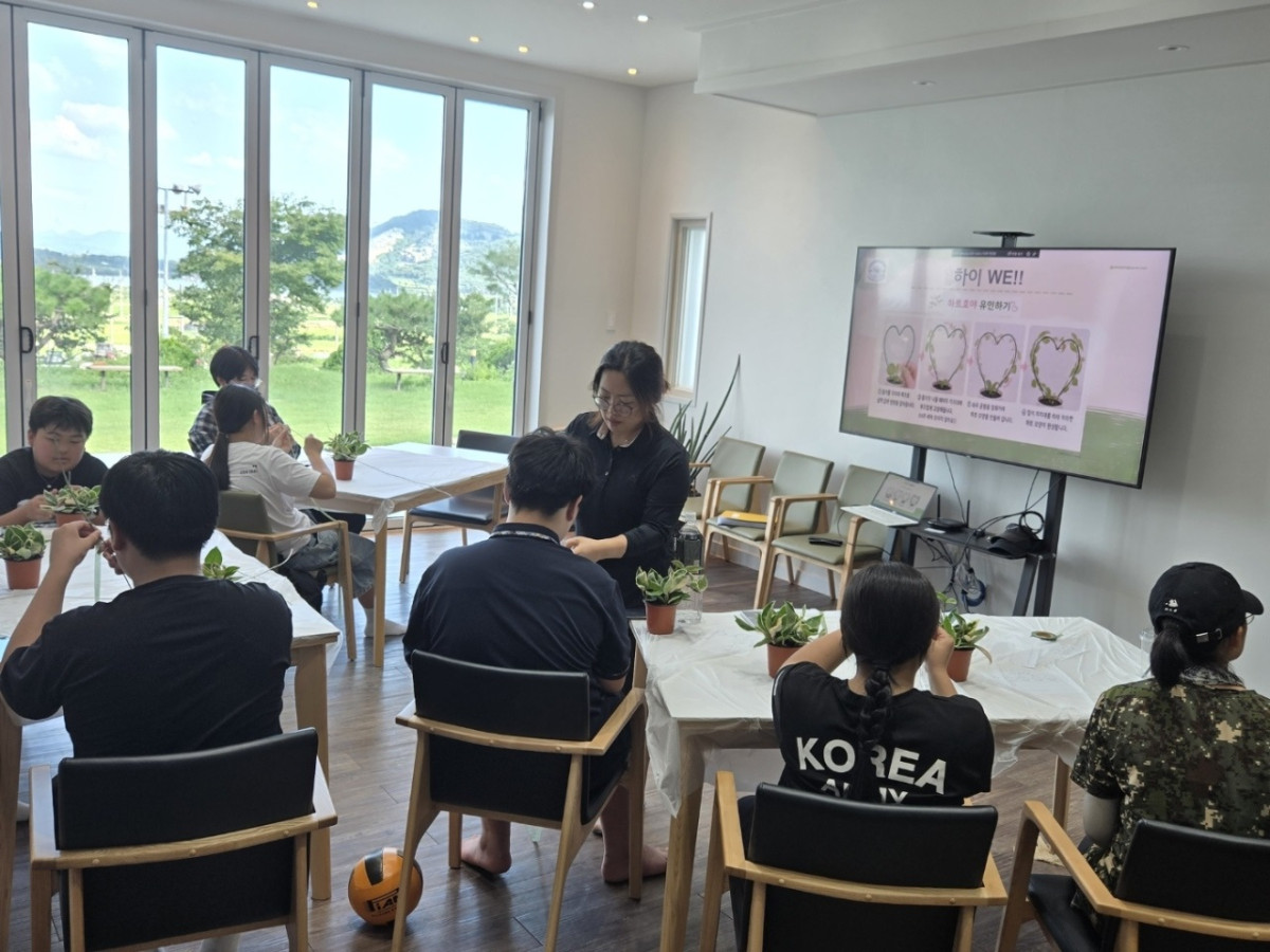 ▲부안군 치유 프로그램 참여자들이 치유농장에서 식물을 활용한 원예 체험을 하며 정서 안정 활동에 참여하고 있다. (사진제공=부안군)