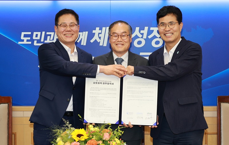 ▲이원택 전북특별자치도지사와 이용철 방위사업청장, 조지훈 전주시장이 전북도청에서 전북 방산혁신클러스터 구축 업무협약을 체결한 뒤 기념촬영을 하고 있다. (사진제공=전북특별자치도)