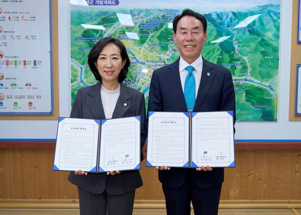 ▲장길선 구례군수(오른쪽)와 문승옥 구례군의회 의장(왼쪽)이 군청에서 열린 '구례군-구례군의회 인사운영 업무협약' 체결식에서 협약서를 들어 보이며 기념촬영을 하고 있다. (사진제공=구례군)