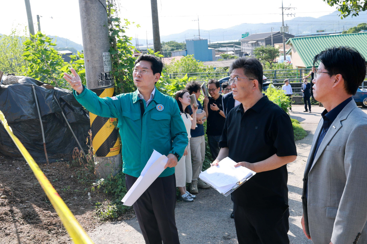 ▲이상일 용인특례시장이 15일 처인구 남사읍 진목리 단독주택 단지 옹벽 붕괴 현장을 찾아 피해 상황을 점검하며 관계 부서에 대책 마련을 지시하고 있다. 이곳은 14일 새벽 폭우로 3m 높이의 옹벽 2개가 무너지고 상수도관이 파손되는 피해가 발생했다. (용인특례시)