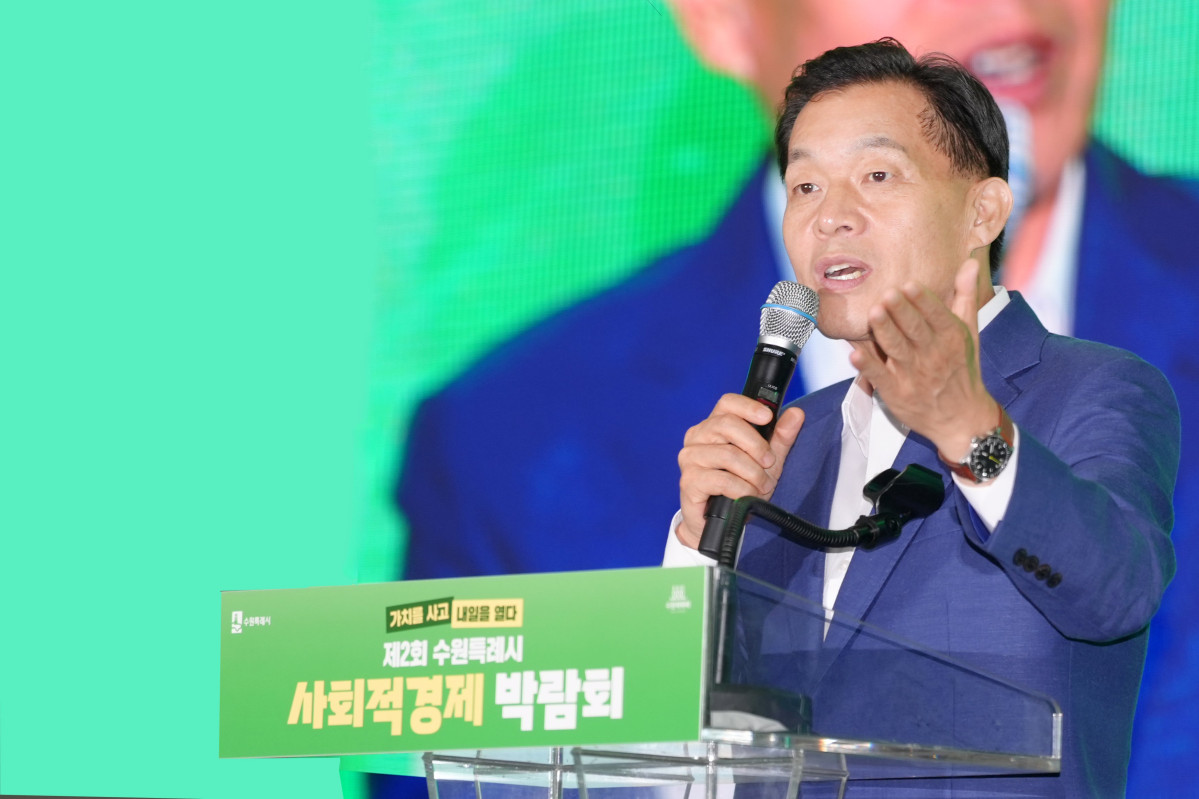 ▲이재준 수원특례시장이 15일 수원컨벤션센터 전시홀에서 개막한 '제2회 수원특례시 사회적경제 박람회'에서 개회사를 하고 있다. 이 시장은 이 자리에서 사회적경제기업의 자생력 강화와 지역 상생 성장을 위한 지원을 약속했다. (수원특례시)