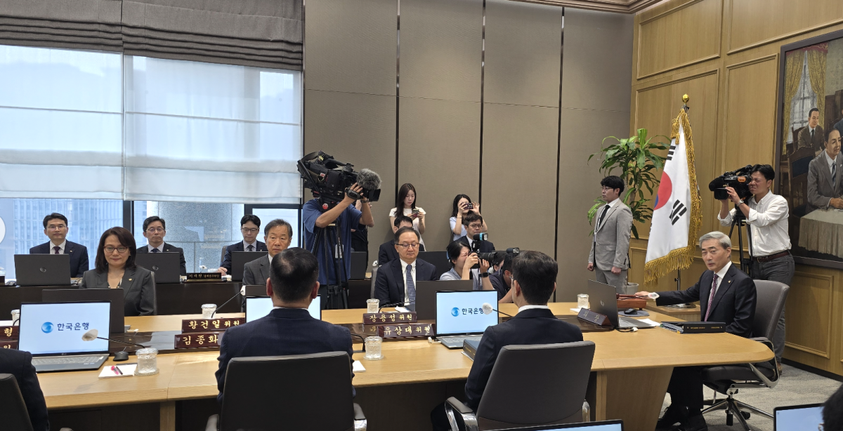 ▲16일 서울 중구 한국은행 본점 16층 금통위 회의실에서 신현송 총재가 의사봉을 두드리고 있다. (배근미 기자 athena3507@)