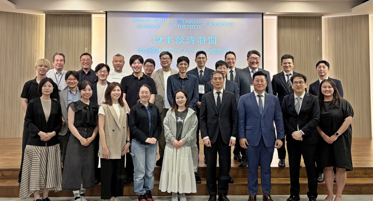 ▲한컴위드와 일본 기업 사절단 관계자들이 기념촬영을 하고 있다.. (사진제공=한컴위드)