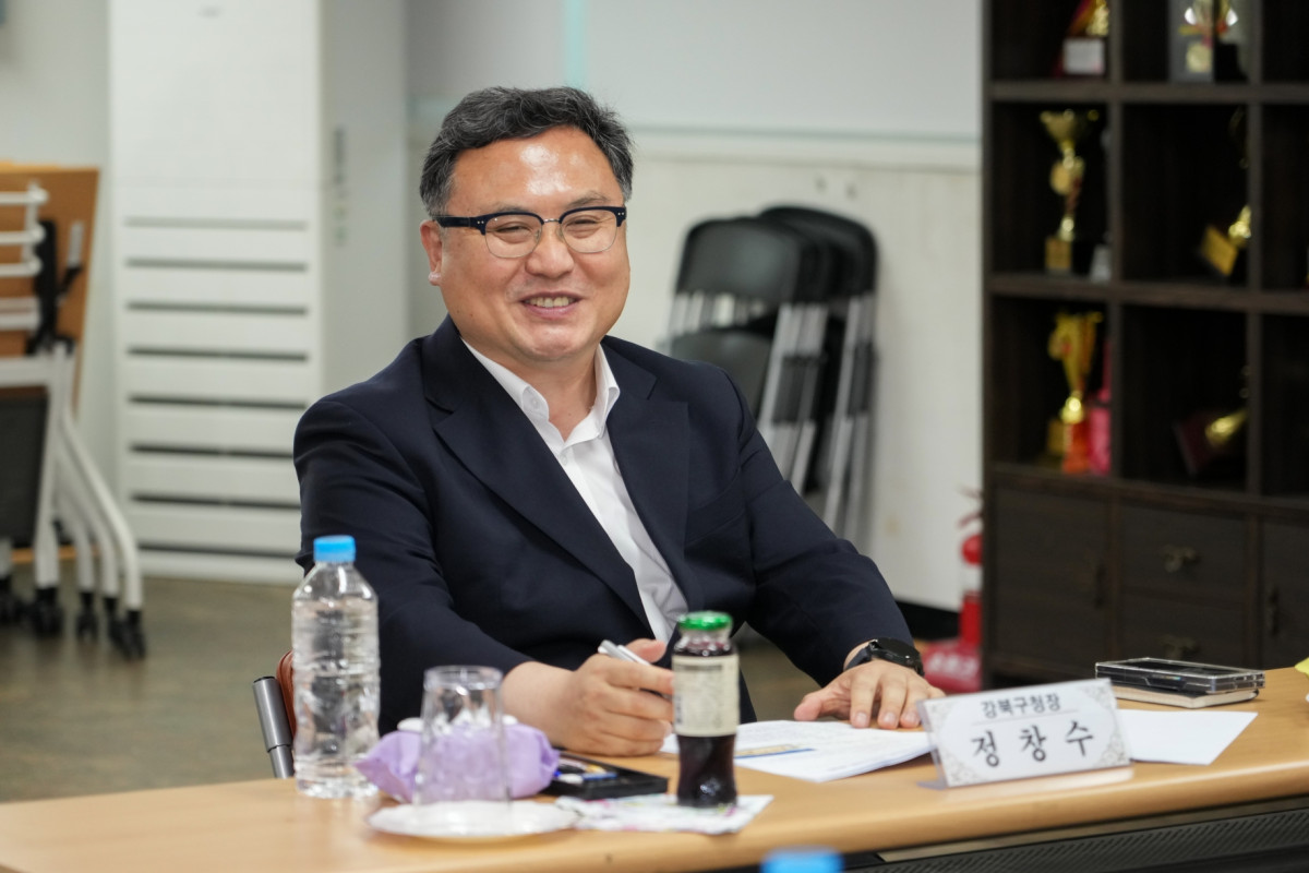 ▲정창수 서울특별시 강북구청장이 14일 송천동 주민센터를 찾아 주요 현안을 듣고 있다. (사진 제공 = 서울 강북구)